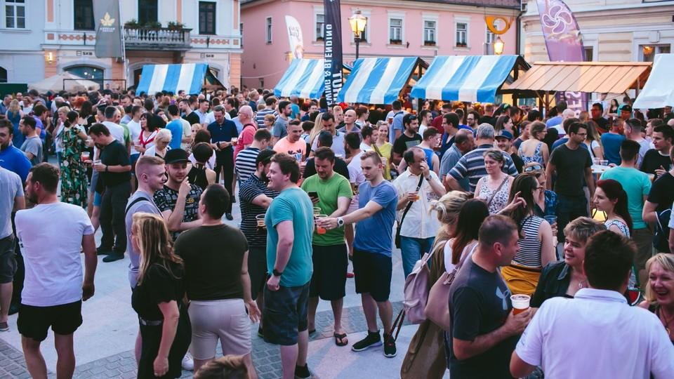 Ljubitelji piva so napolnili Glavni trg v Kamniku