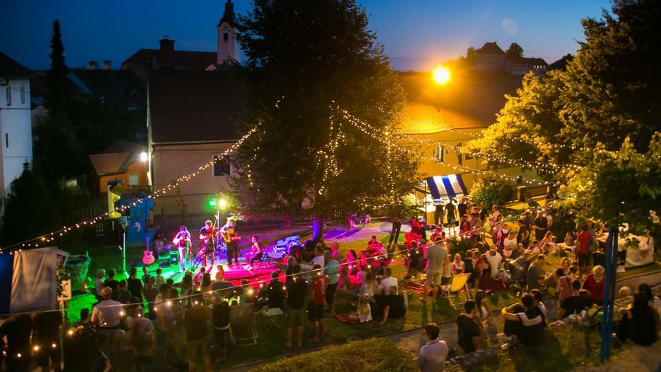 Uživajte v večerji pod zvezdami z živo glasbo