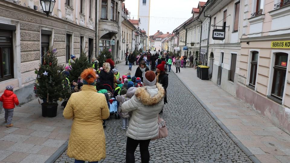 Otroci so okrasili smrečice na Šutni