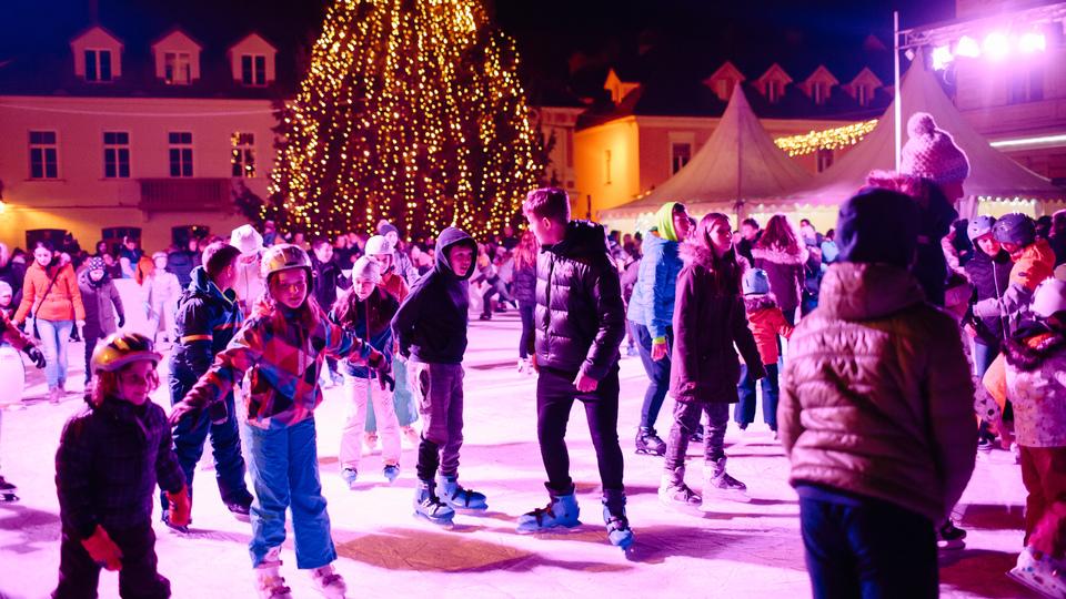 Kamnik so razsvetlili ognjeni ambienti, lampijoni in praznične lučke