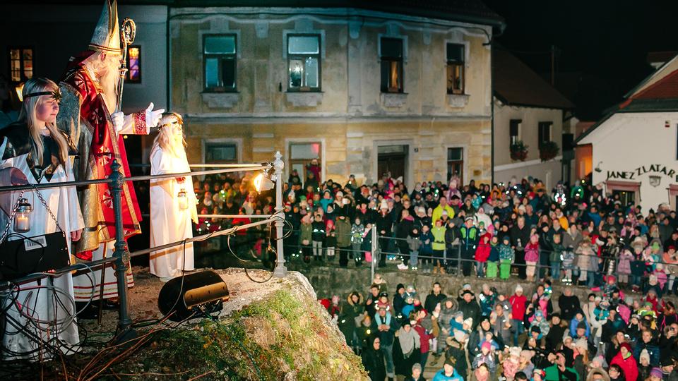 Tradicionalno kamniško Miklavževanje ob pobočje Malega gradu privabilo številno množico