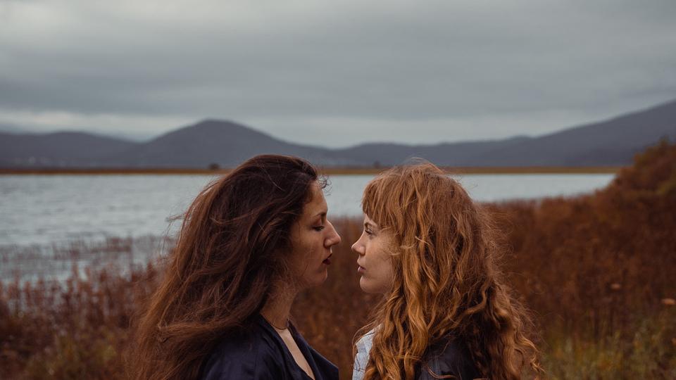 Anja Papuga: Približati nežno / Gently Drawing Closer - performativna fotografska razstava