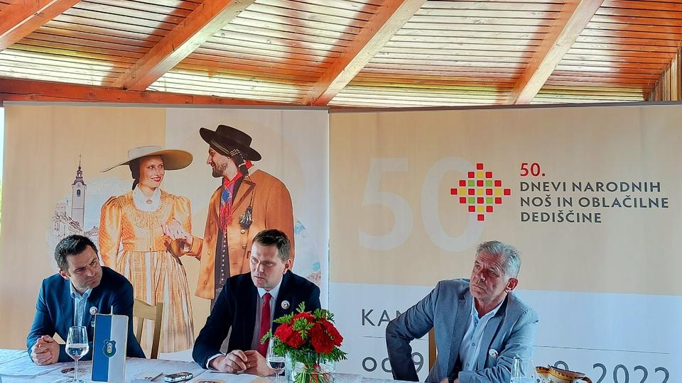 Novinarska konferenca pred praznovanjem 50. Dnevov narodnih noš in oblačilne dediščine