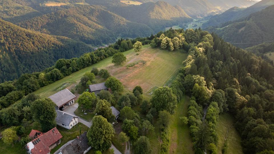 Naslovna fotografija za: Spanje na seniku na Turistični kmetiji Pod kostanji