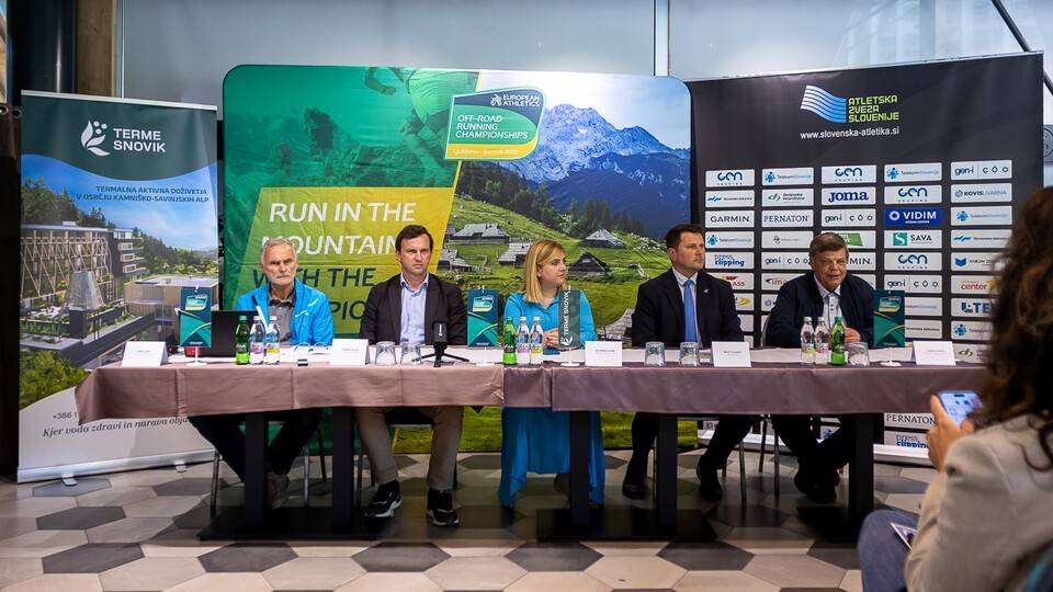 Naslovna fotografija za: Na novinarski konferenci javnosti v Snoviku predstavili evropsko prvenstvo v gorskih in trail tekih ter uradno maskoto