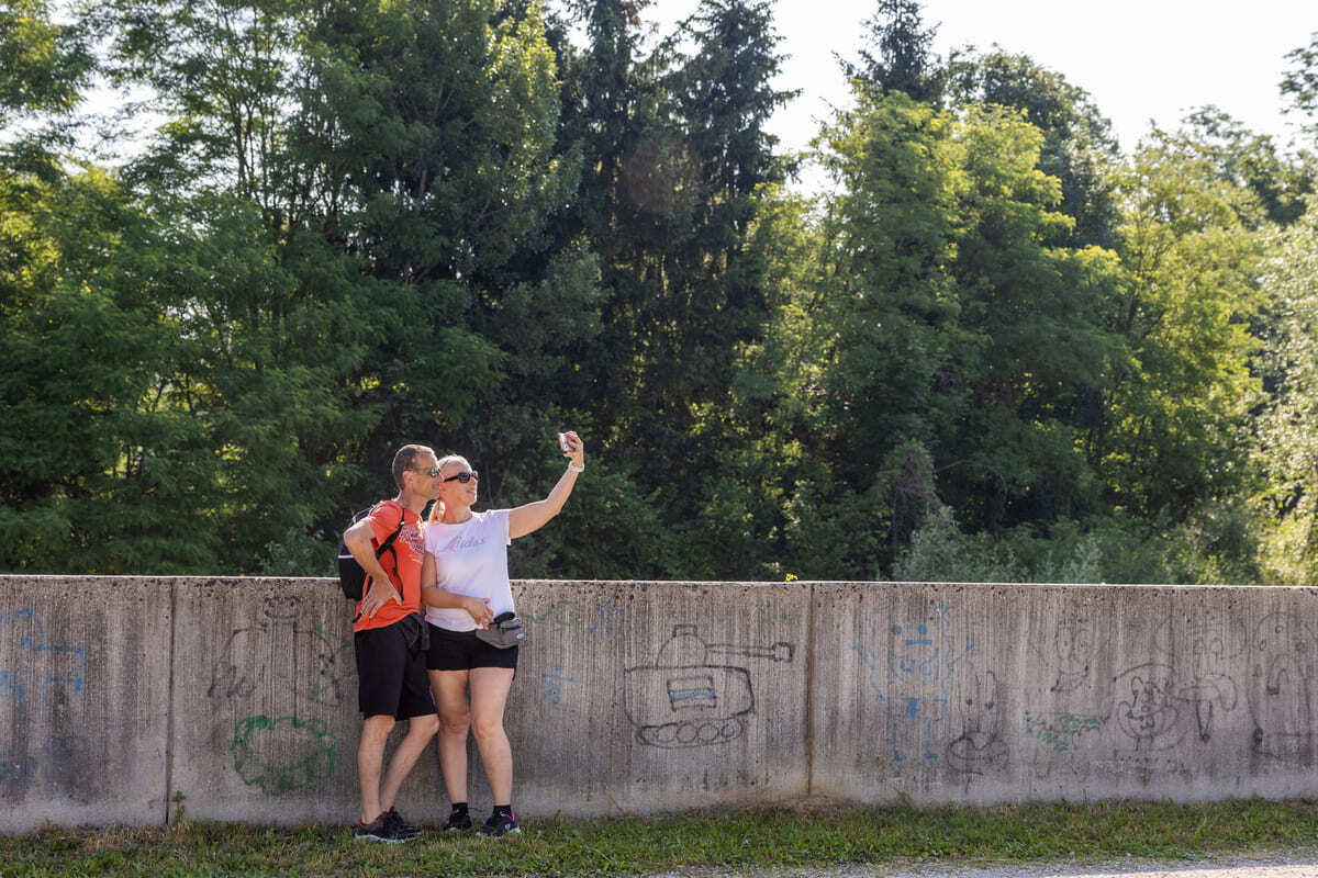 Pohodu ob reki, ki povezuje