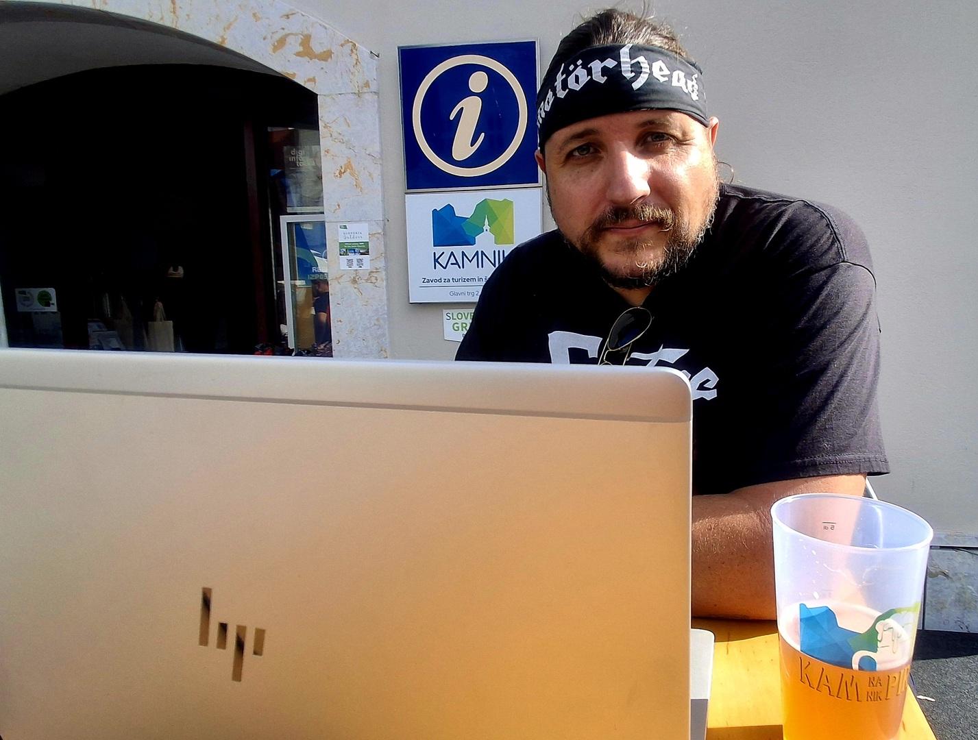 DJ Šujo pri delu.