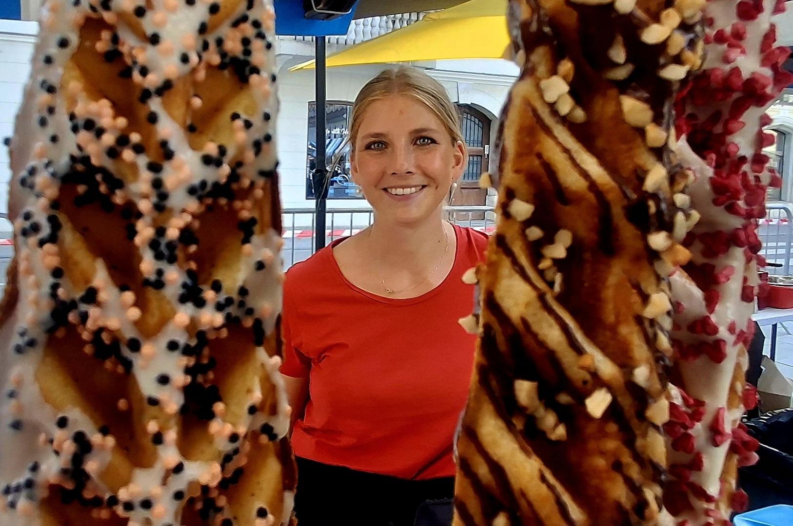 Dekle pri ponudnikih sladkih vafljev Wafflle to go.